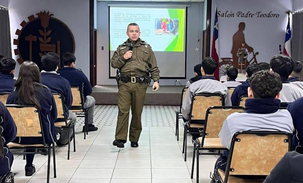 Carabineros impulsa masivas jornadas preventivas en establecimientos de Curicó ante hechos de violencia
