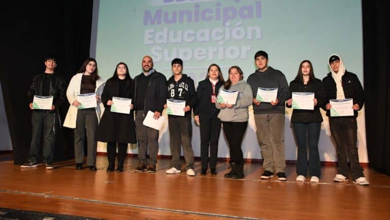 Municipio de Molina apoya a 150 jóvenes con beca para educación superior
