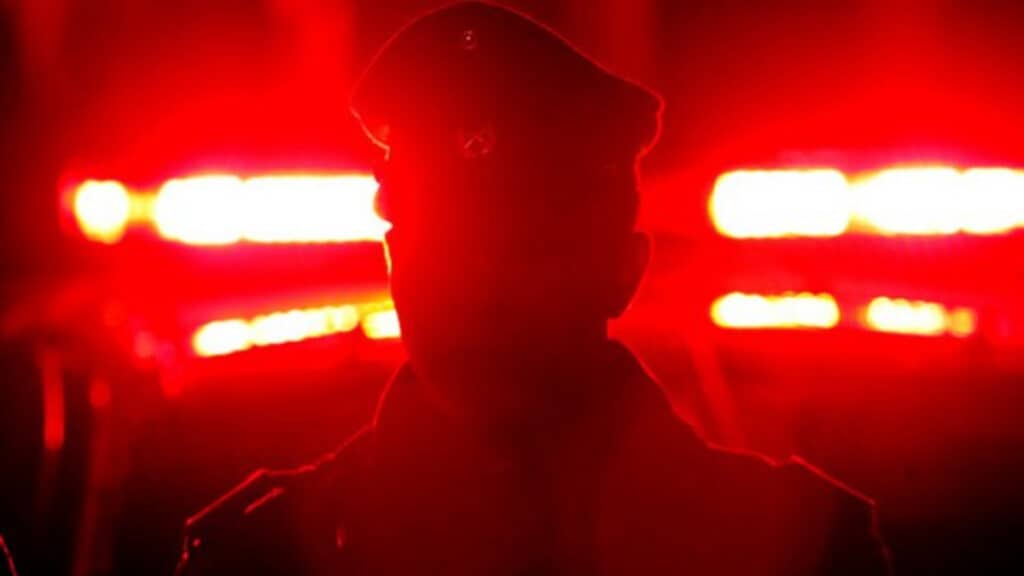 Sujeto es baleado y detenido tras atacar con cuchillos a Carabineros durante procedimiento en Retiro