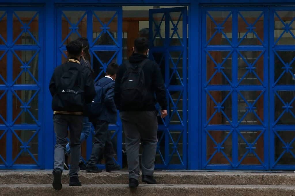 Alcaldes proponen sistema mixto para la educación pública y piden frenar los SLEP