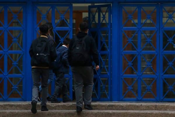 Alcaldes proponen sistema mixto para la educación pública y piden frenar los SLEP