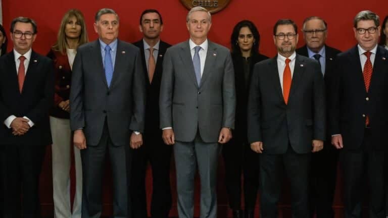 Cadem: Gabinete presidencial sufre caída en aprobación y 60% apoya eliminar indulto presidencial