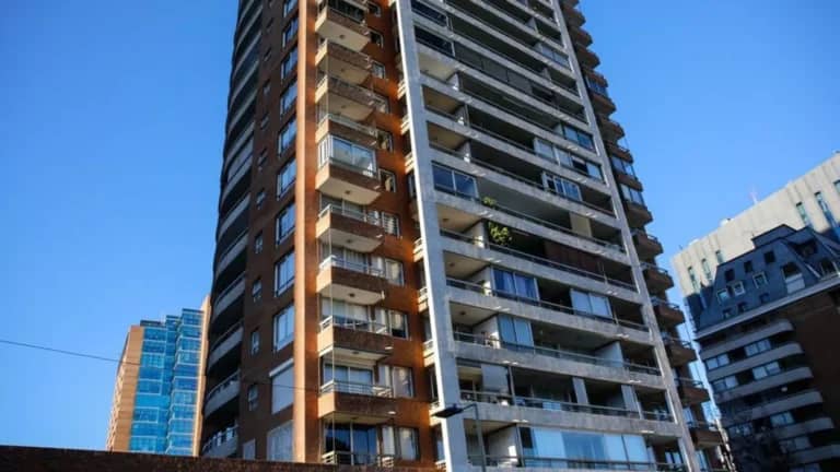 Fiscalía formalizará al padre de niña que murió tras caer de piso 11 en Las Condes