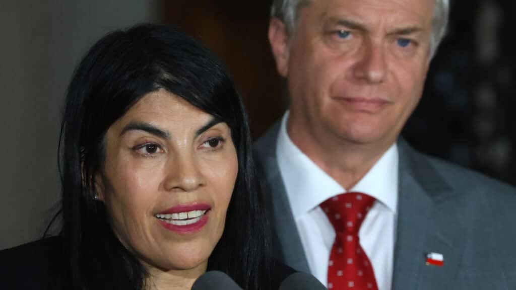 Ministra de Ciencias enfrenta doble polémica: contradicciones por salida de subsecretario y sociedades sin declarar