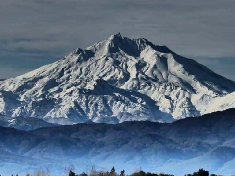 Sernageomin decreta Alerta Amarilla para el volcán Nevado de Longaví tras inusual aumento de actividad sísmica