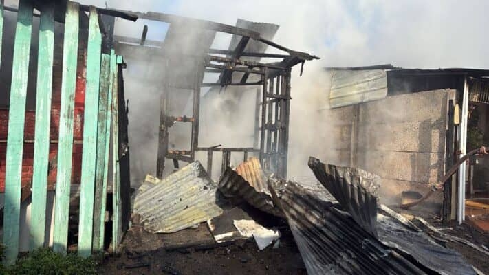 Voraz incendio destruyó una vivienda y dejó a siete personas damnificadas en la Población Santa Lucía