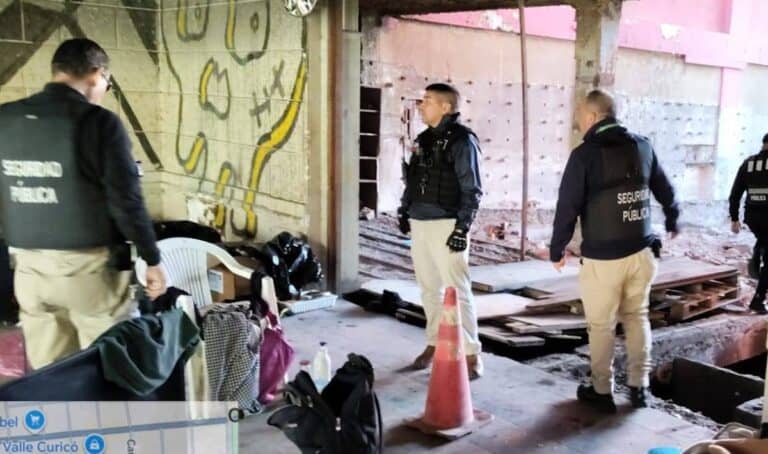 Realizan operativo de desalojo en Teatro Victoria de Curicó por ocupación irregular