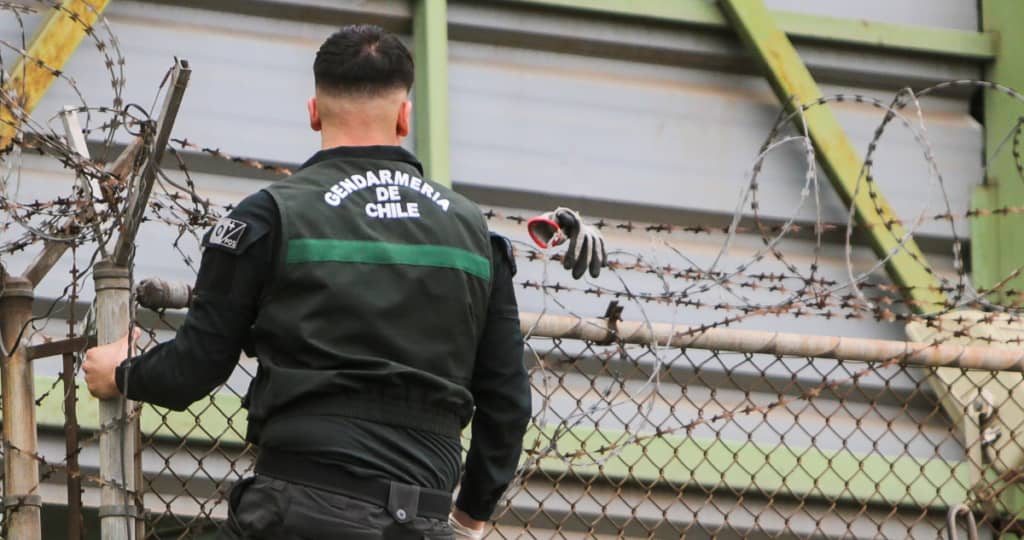 Joven apuñalado dentro de la cárcel de Curicó permanece en riesgo vital: defensor acusa silencio de Gendarmería