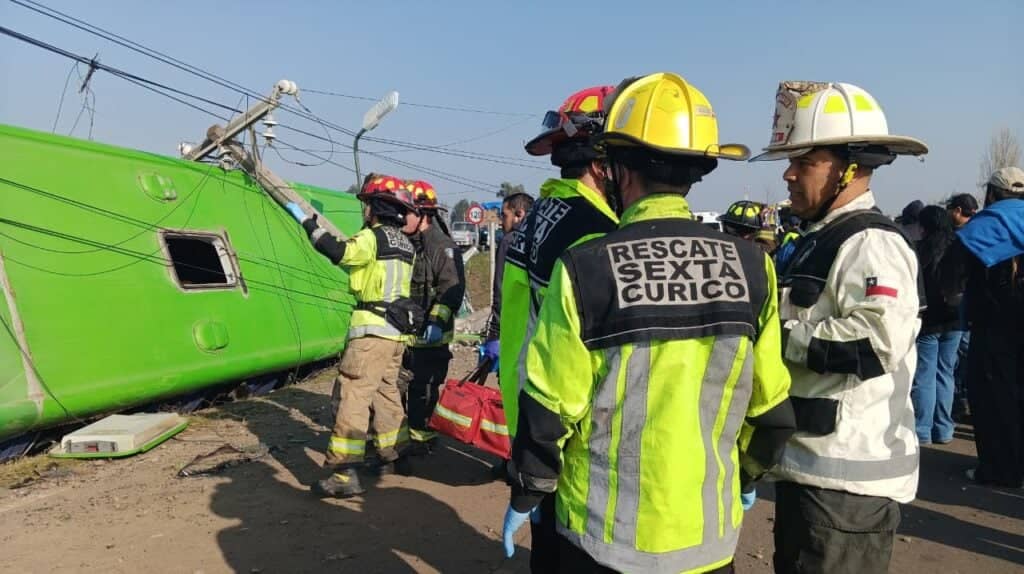 Tragedia en la Ruta 5: Carabineros confirma dos fallecidos y 15 heridos tras volcamiento de Turbus en Teno