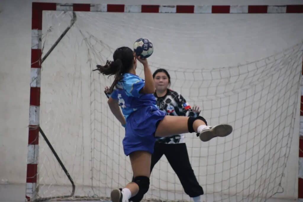 La fiesta del balonmano se vive este fin de semana en el Polideportivo de Curicó