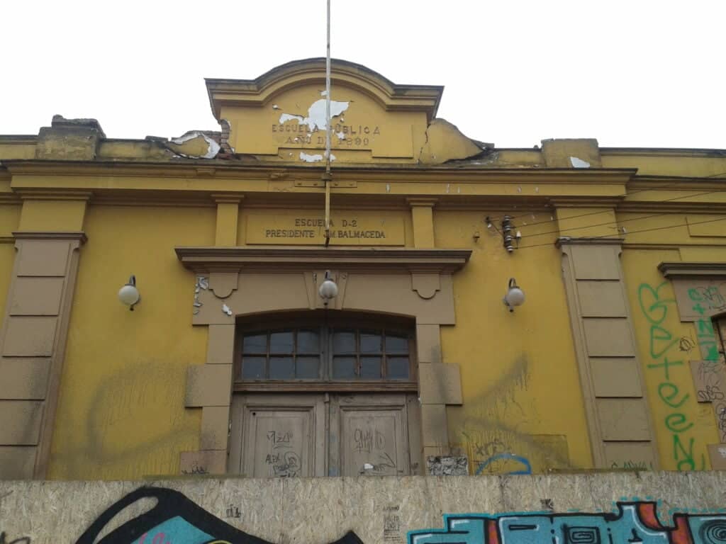 Escuela Balmaceda de Curicó cumple 130 años en el abandono: Alcalde propone convertirla en museo