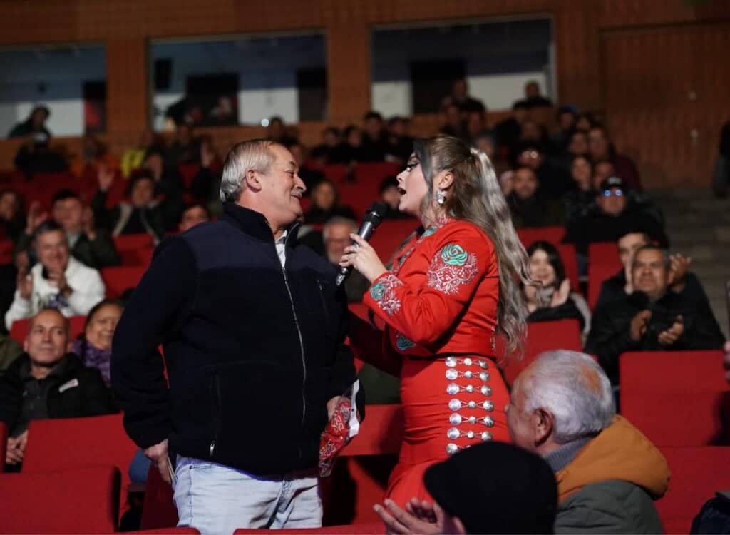 Masiva celebración del Día del Padre en Curicó destacó con entretenido show