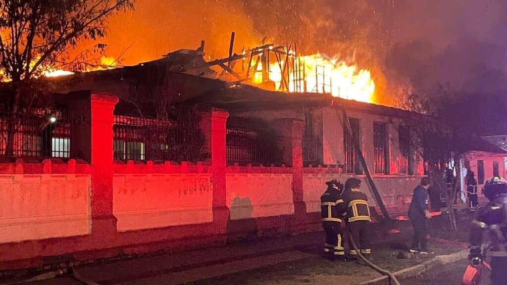 Devastador incendio consume histórico edificio municipal en San Javier