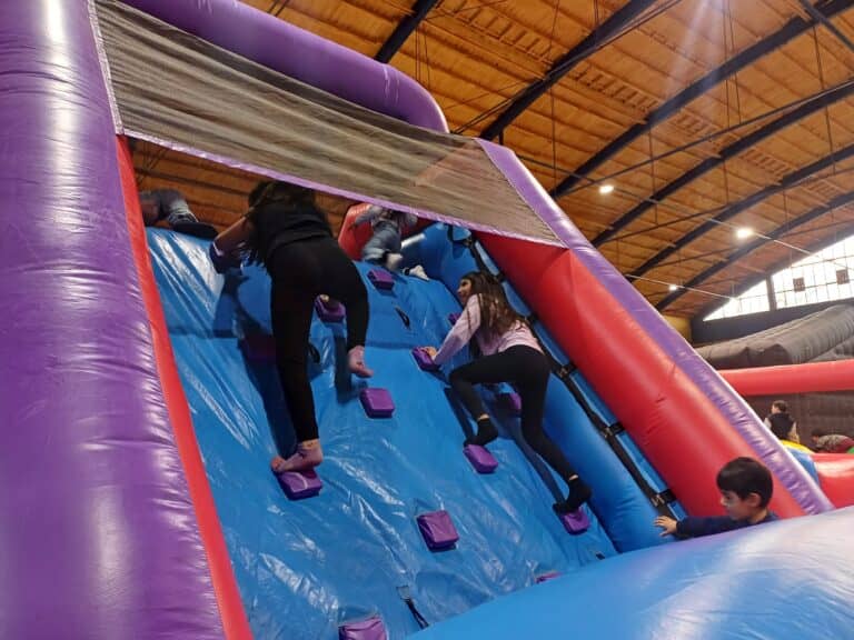 Cientos de niños disfrutan de la "Ciudad Inflable y del Mundo Flúor" en Curicó