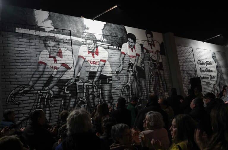 Inauguran murales para inmortalizar a leyendas del ciclismo en Curicó