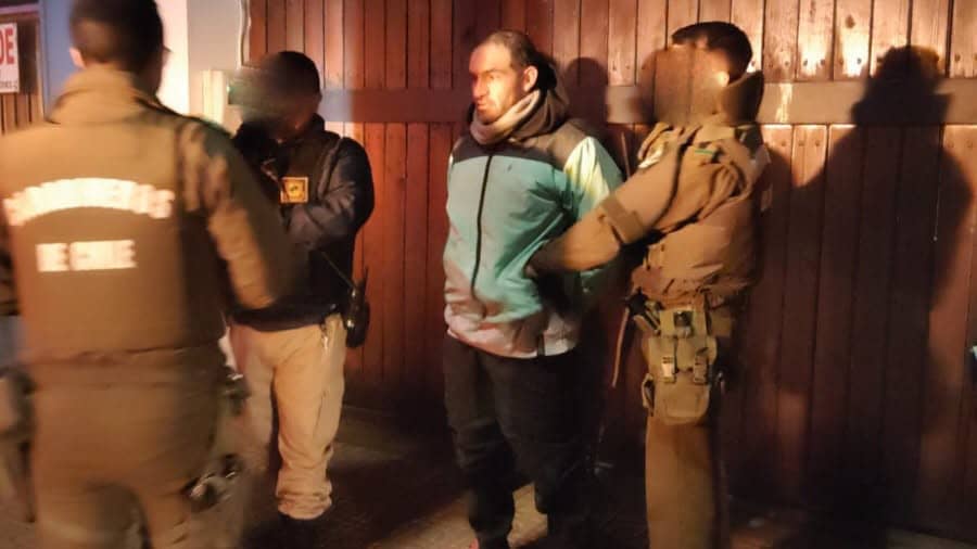 Detienen a sujeto por lanzar drogas a la cárcel de Curicó mediante el método del "pelotazo"
