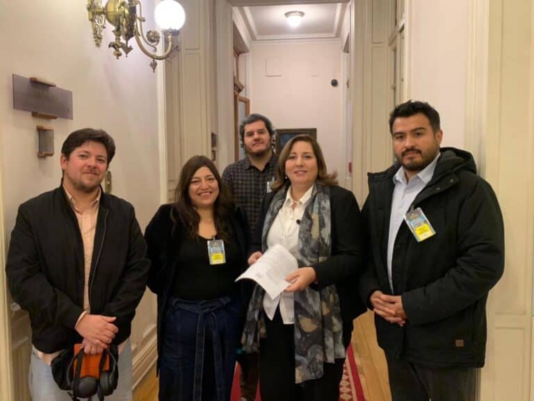 Senadora Vodanovic se reunió con deudores del CAE por proyecto de ley que busca fin de expropiación de sueldos