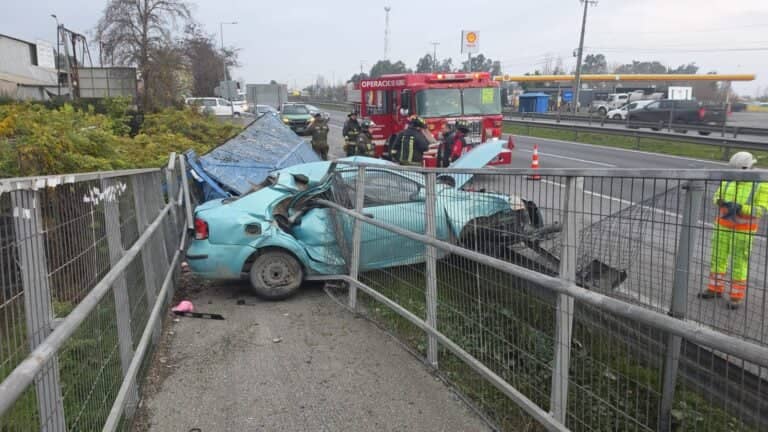 Impactante accidente en la Ruta 5: Vehículo se estrella en acceso a pasarela en sector Maquehua