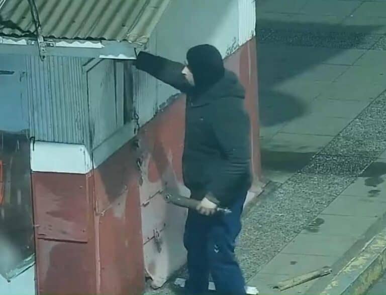Carabineros detiene a delincuente tras ser captado por cámaras de seguridad en Teno