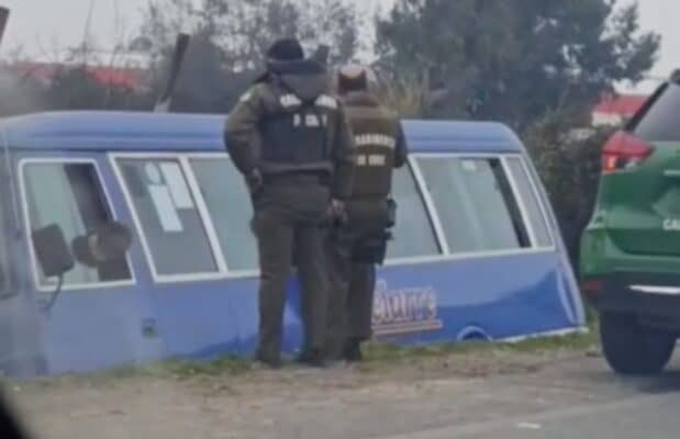 Microbús de pasajeros cae a una zanja en Molina: tres ocupantes lesionados y el conductor detenido