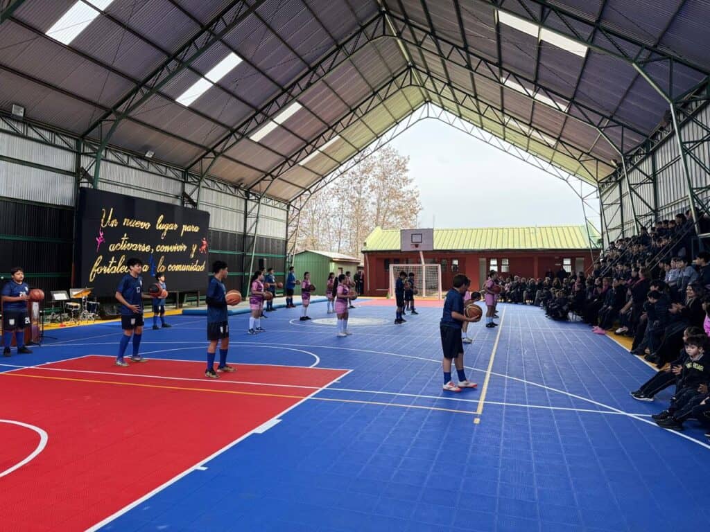 Escuela Tres Esquinas de Romeral inaugura moderna carpeta deportiva para sus estudiantes