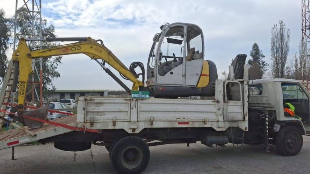 Detienen a conductor en la Ruta J-25 por circular en camión robado y ocultar la patente real con imanes