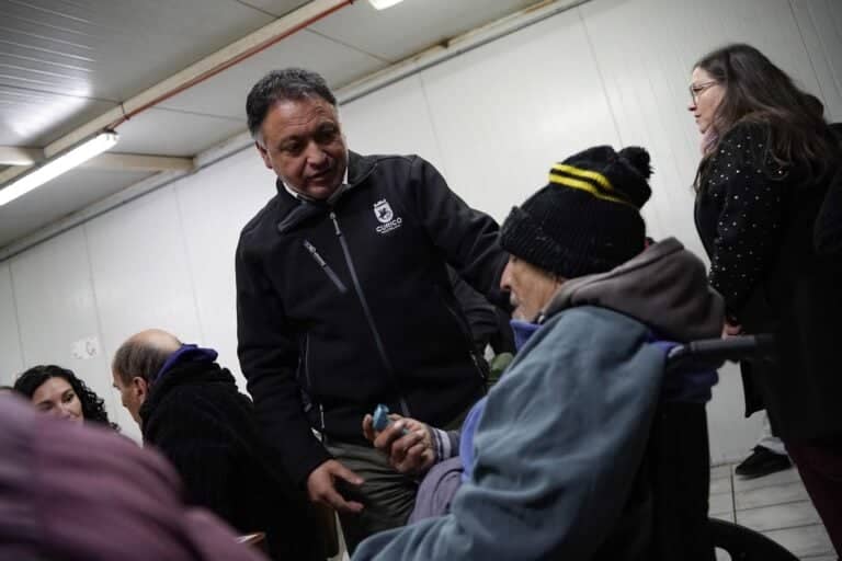 Autoridades inauguran albergue en Curicó: dispositivo municipal busca entregar dignidad durante el invierno