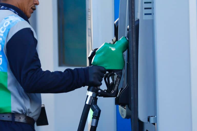 Vuelven a subir los combustibles en Chile: Bencinas aumentan casi $33 por litro