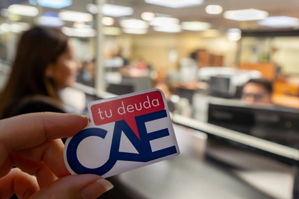 Cadem: 54% aprueba cobro de deudas CAE a quienes ganan sobre $3,5 millones mediante embargo