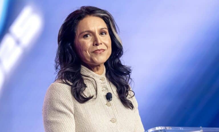 Exdirectora de Inteligencia de EE.UU. acusa a Biden de financiar y ocultar laboratorios biológicos en Ucrania