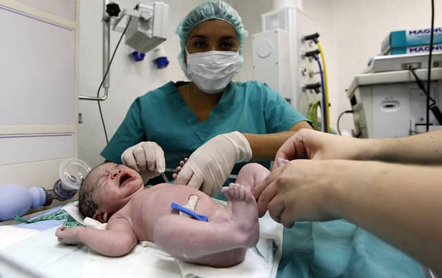 Exceso de cesáreas en Chile: Reducirlas podría financiar 250 especialistas y liberar 80 camas diarias