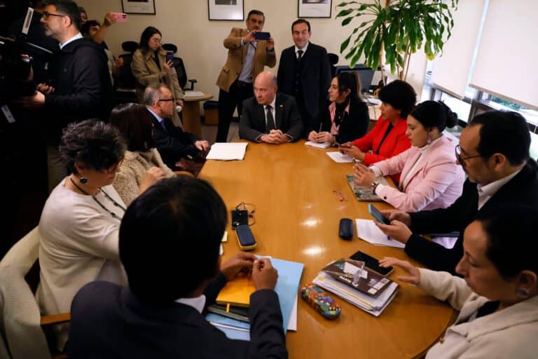 Ministros de Hacienda y Segpres se reúnen con la oposición para abordar megaproyecto y otros temas clave