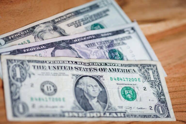 Dólar cae en Chile a la espera de señales de la Fed