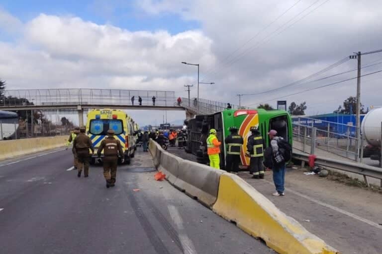Trágico accidente en la Ruta 5 Sur: Bus interurbano volcó dejando más de 15 heridos