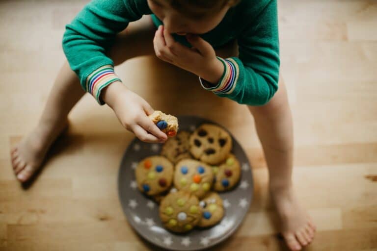 Alarma nutricional: Niños de 2 años consumen energéticas y la obesidad infantil se normaliza en Chile