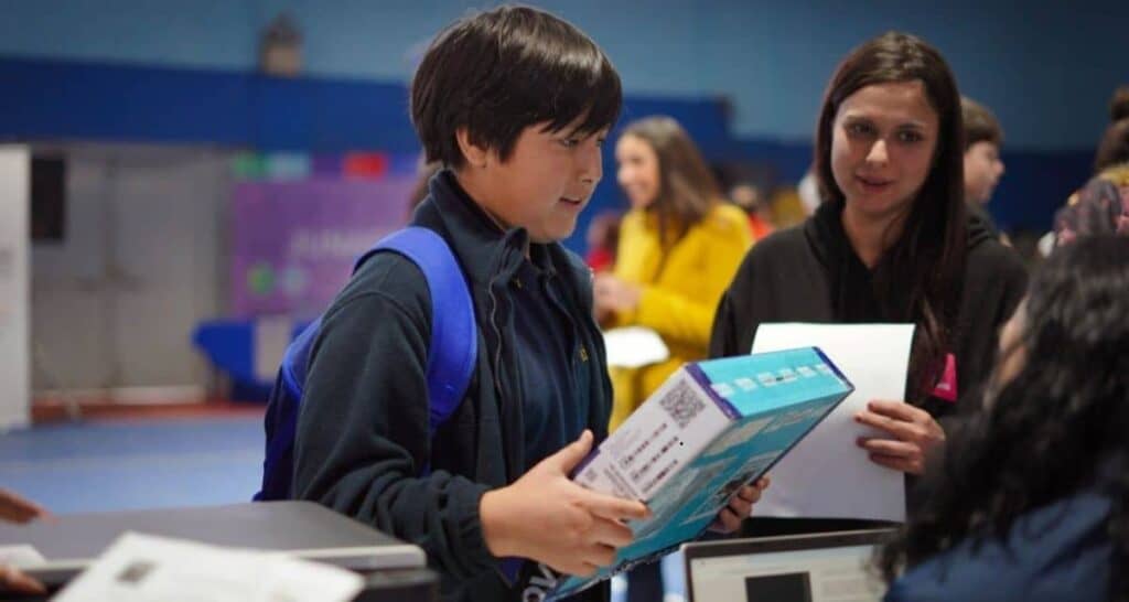 Beca TIC: Junaeb inicia entrega de computadores gratuitos