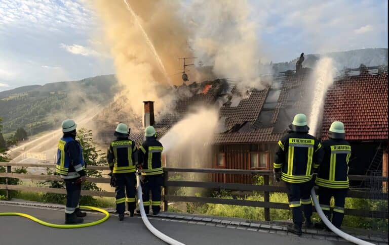 Incendio destruye antigua propiedad en Alemania vinculada a la familia del Presidente Kast