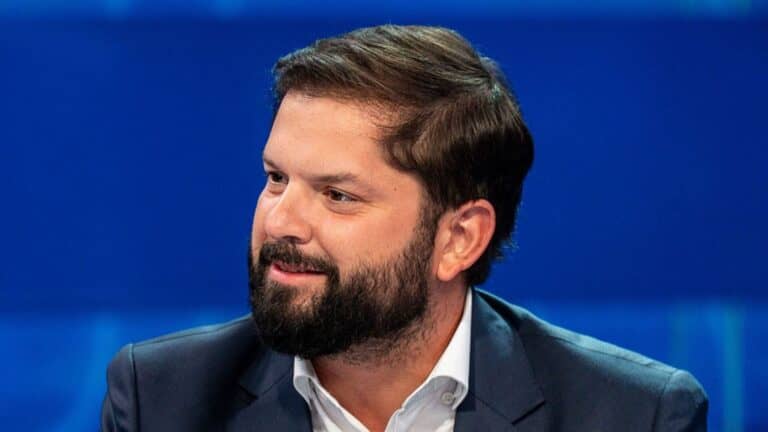 Oficialistas critican a Boric por "aires electorales" y le piden "mantener el silencio"