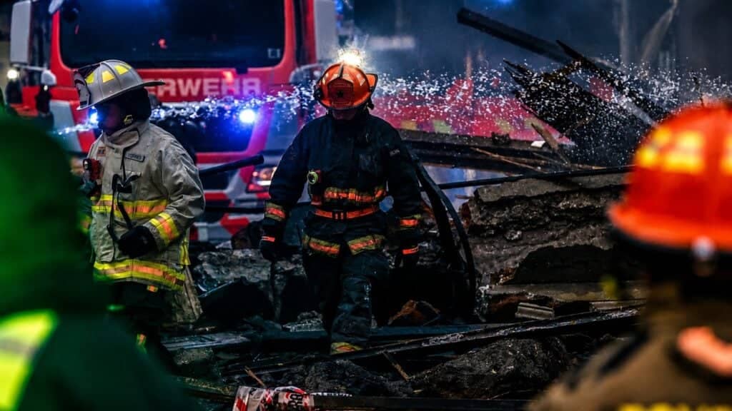 Incendio en sector Bombero Garrido moviliza a equipos de emergencia y deja a dos grupos familiares sin hogar