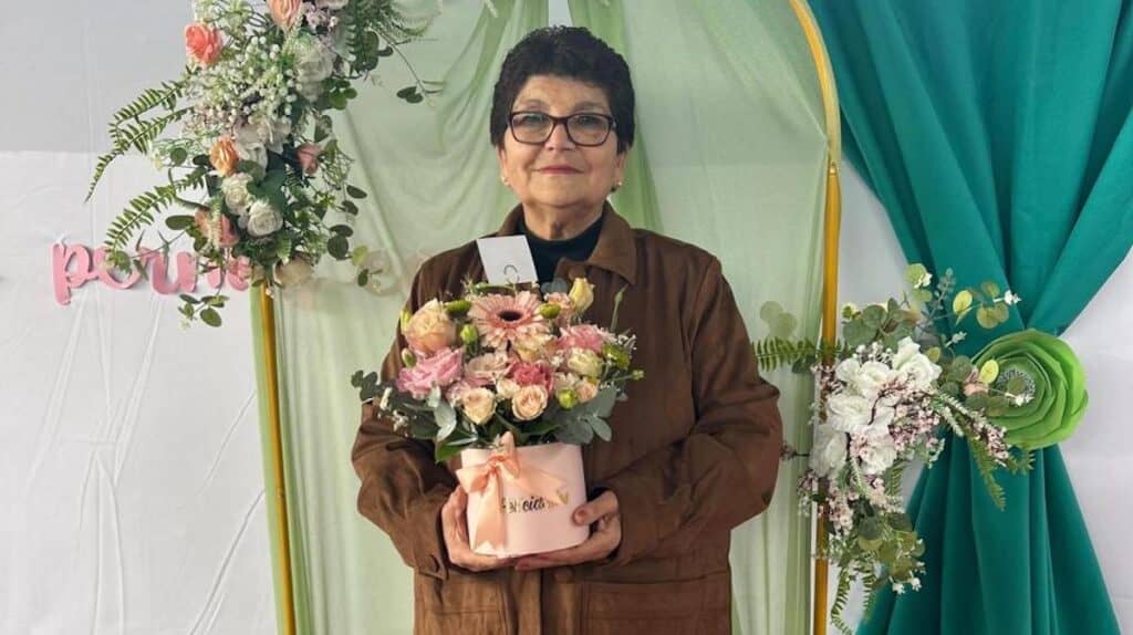 Profesora Leticia Mejías es despedida públicamente tras 40 años de trayectoria en la Escuela de Mira Río
