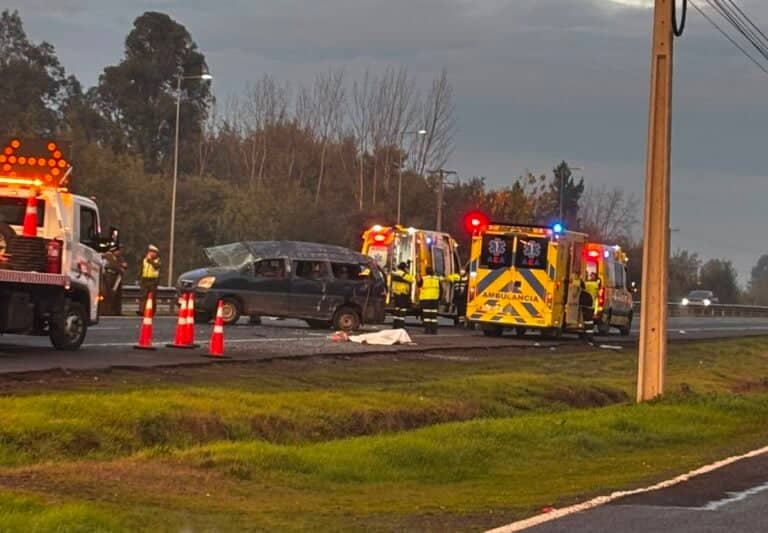Dos fallecidos y seis heridos deja fatal volcamiento de furgón con trabajadores en San Rafael