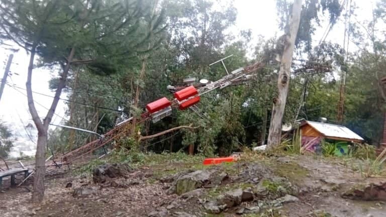 Fuertes vientos provocan el colapso de antenas de radio y televisión en el cerro Condell de Curicó
