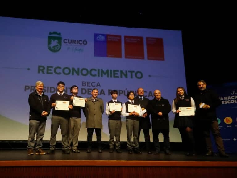 Junaeb reconoce a 135 estudiantes de Curicó con la Beca Presidente de la República por su excelencia académica