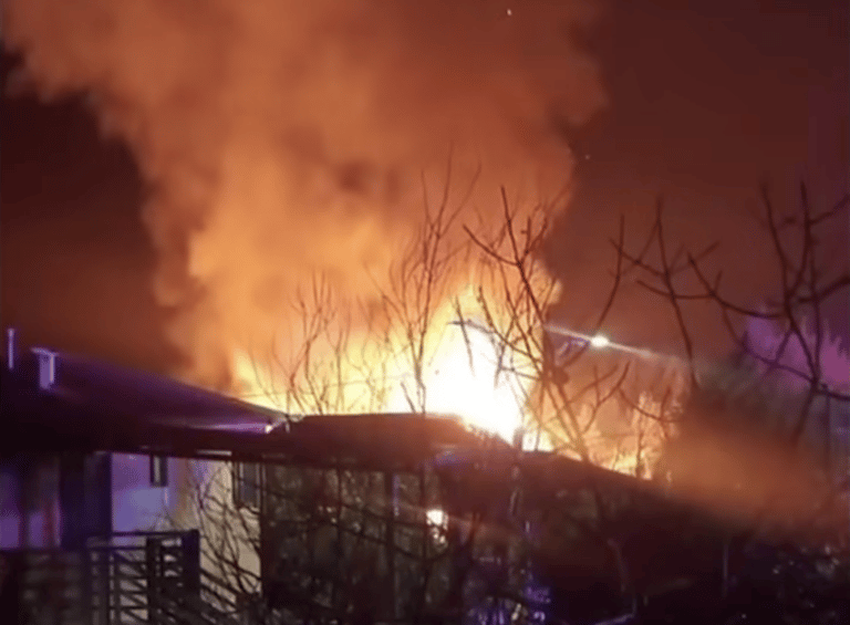 Devastador incendio consume sede del Adulto Mayor en Constitución