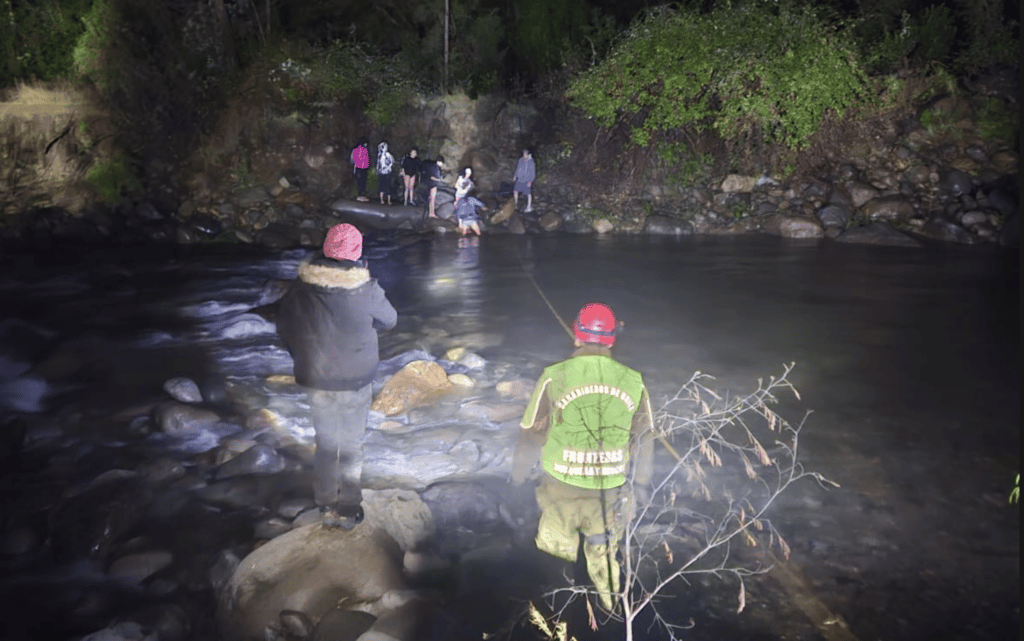 Carabineros rescata a siete excursionistas aislados por crecida de estero en El Radal