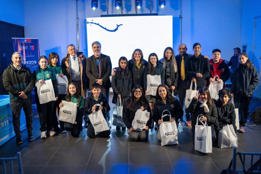 Estudiantes deslumbran con su talento literario en la premiación del concurso "Rauco en 100 Palabras"