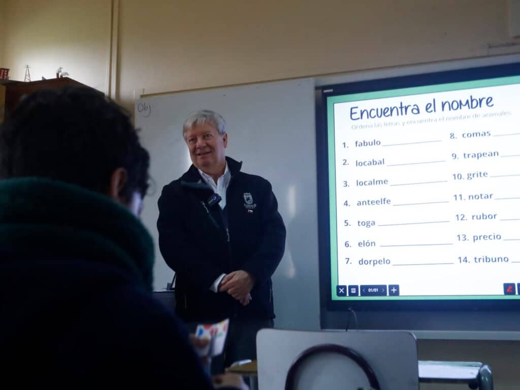 Municipalidad de Curicó apuesta por la innovación educativa con nuevas pantallas interactivas en el Colegio El Boldo