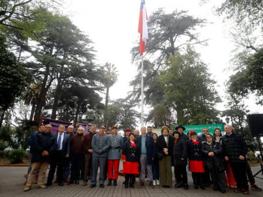 Destacan espíritu patriótico en izamiento mensual de la bandera en Curicó