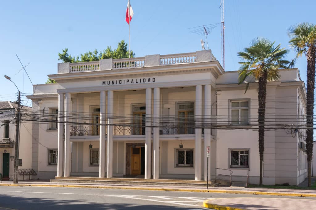 Contraloría detecta millonarias irregularidades en subsidios escolares de Linares y ordena restitución de fondos públicos