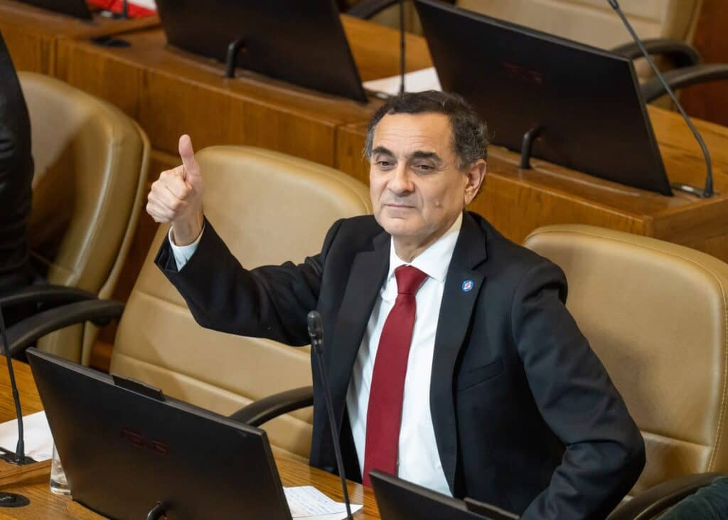 Cámara despacha proyecto que perfecciona la ley "Chile Cuida" con respaldo del diputado Muñoz